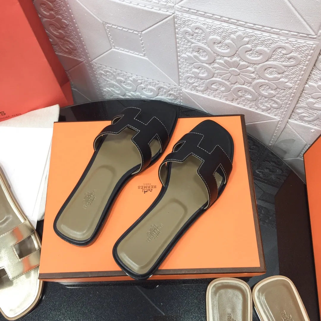 👟👟Ex-factory price 480👟👟 Newly revised version of the 2023 series (Hermès), upgraded packaging, upgraded version and workmanship materials. Hermes®🔴Handmade shoes on the market👟👟 👟👟 Product Hermès slippers🐎 —————————— The most classic, real handmade shoes, even the number of stitches is the same as the original, handmade by masters! ❥High-end customization, exclusive products, industry⚠❥Using: Hermers upper: Italian imported cowhide + original custom-grade Australian sheepskin feet + genuine leather outsole (pursuing top walking comfort) 👟👟 ~~〰〰〰〰❥ Packaging: ✔🚦Pay attention to the packaging➰Exclusive box 〰Original quality on sale━━━━Hermes━━━━━ size: 35-40 (34.41.42 custom-made, non-refundable)